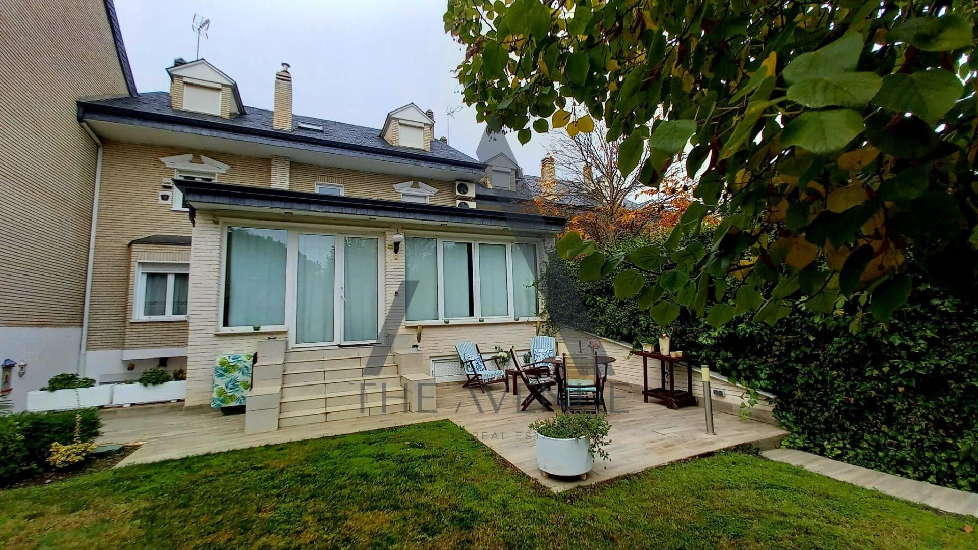 Jardín de Casa adosada en venta en Boadilla del Monte con Aire acondicionado, Calefacción y Jardín privado