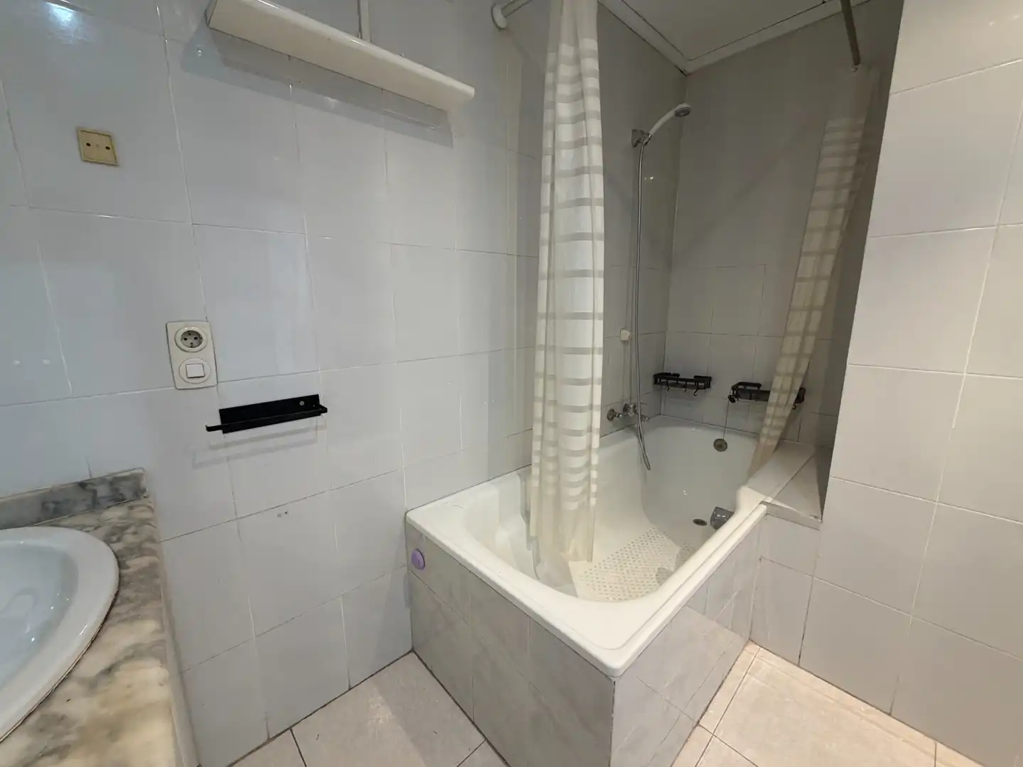 Badezimmer von Einfamilien-Reihenhaus zum Verkauf in Santa Margarida I Els Monjos mit Heizung, Terrasse und Ofen
