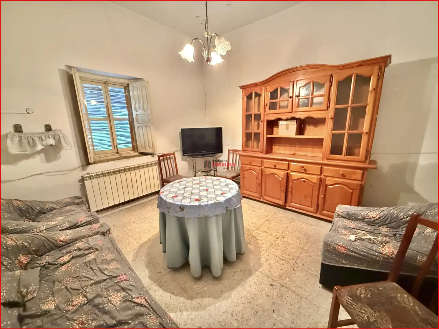 Wohnzimmer von Einfamilien-Reihenhaus zum Verkauf in Gerindote mit Möbliert