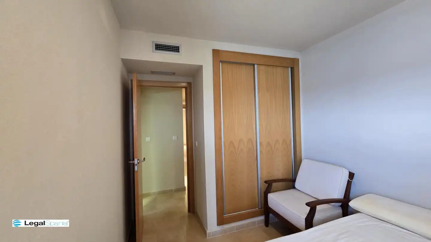 Schlafzimmer von Wohnungen zum Verkauf in La Manga del Mar Menor mit Klimaanlage, Heizung und Privatgarten