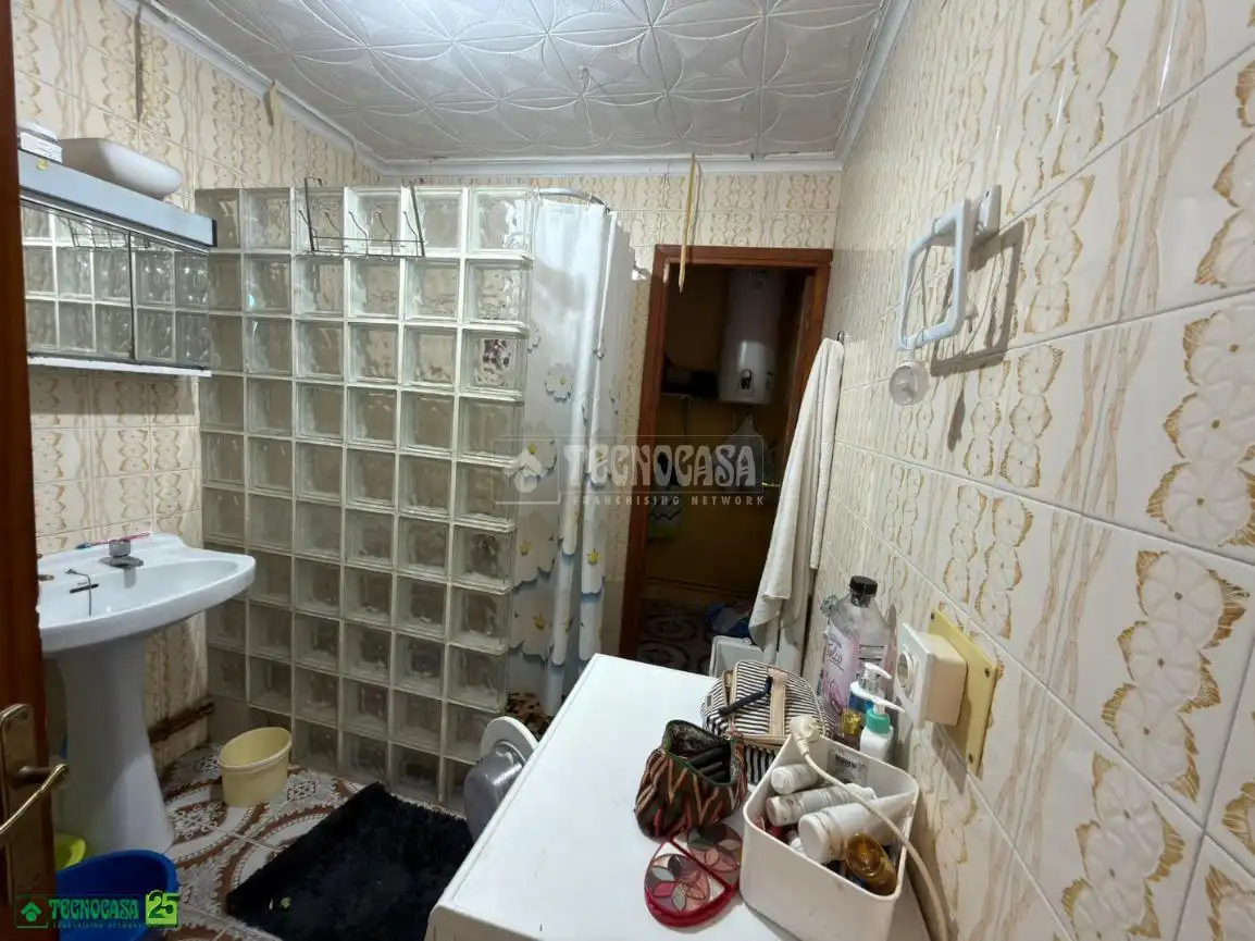 Bany de Casa adosada en venda en Bolaños de Calatrava amb Calefacció