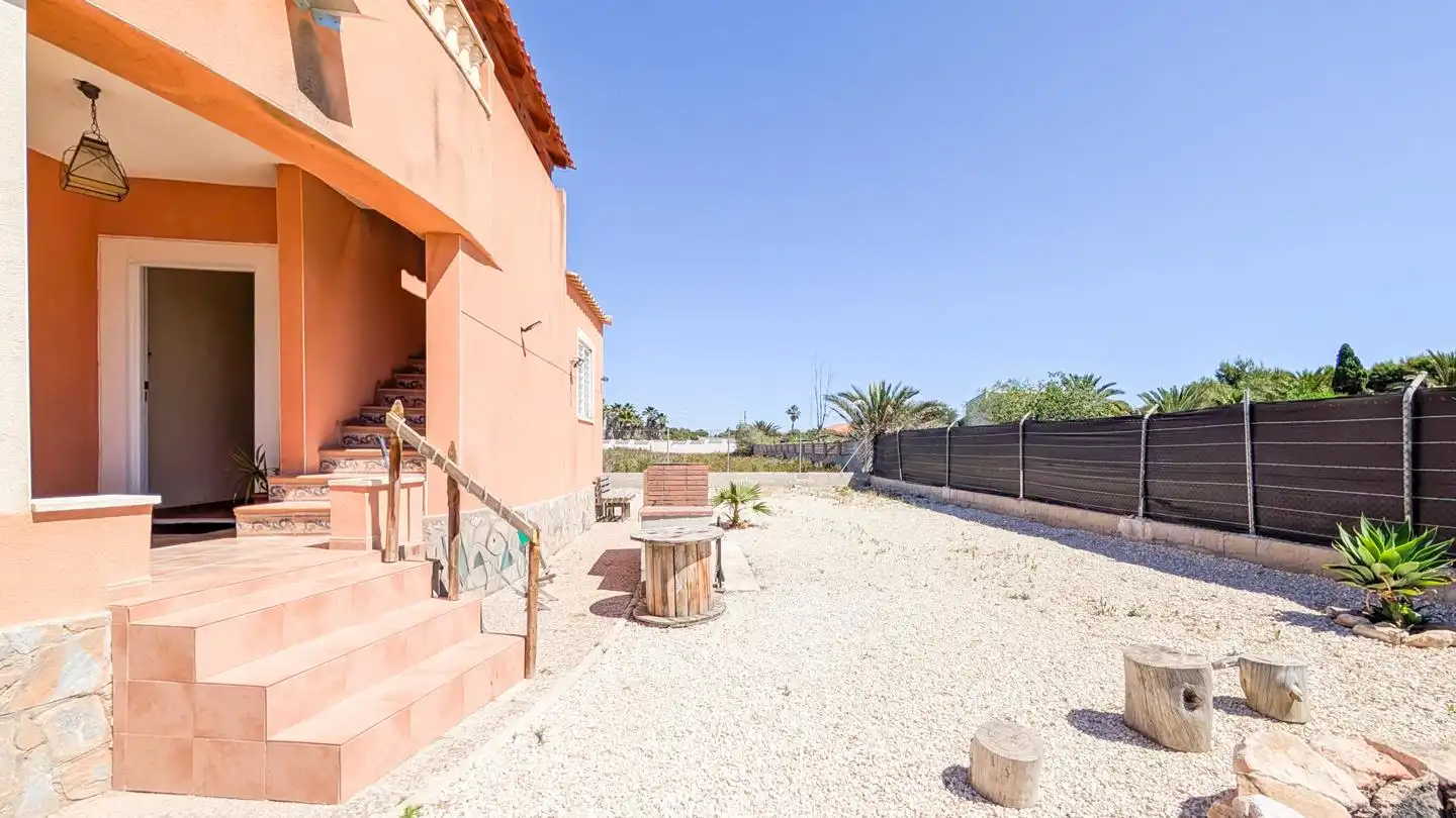 Vista exterior de Casa o xalet en venda en Elche / Elx amb Aire condicionat, Jardí privat i Terrassa