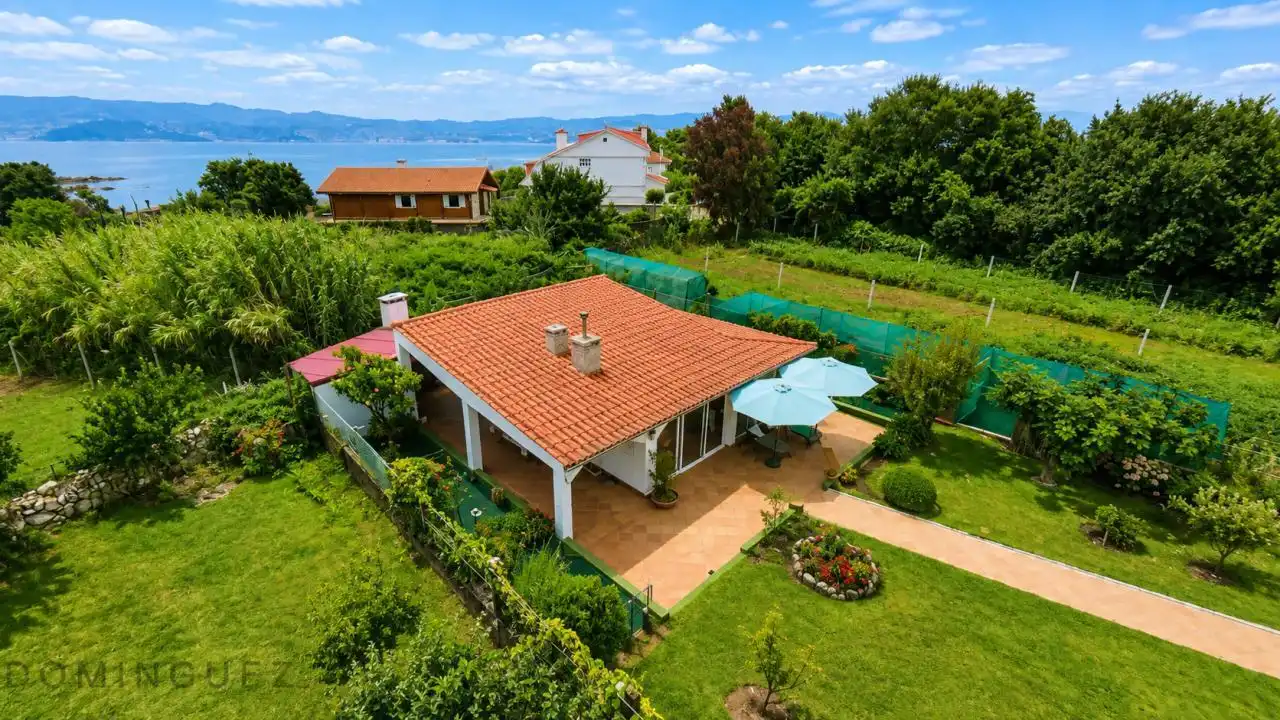 Jardí de Casa o xalet en venda en Cangas  amb Calefacció, Jardí privat i Terrassa
