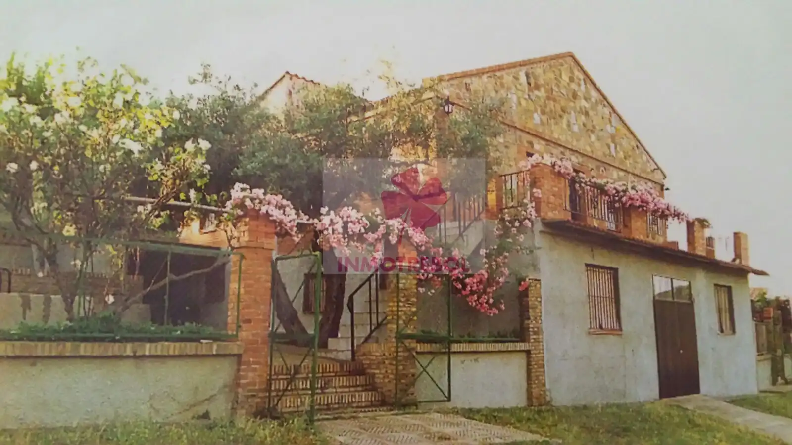 Vista exterior de Casa o xalet en venda en Alanís amb Jardí privat, Terrassa i Traster