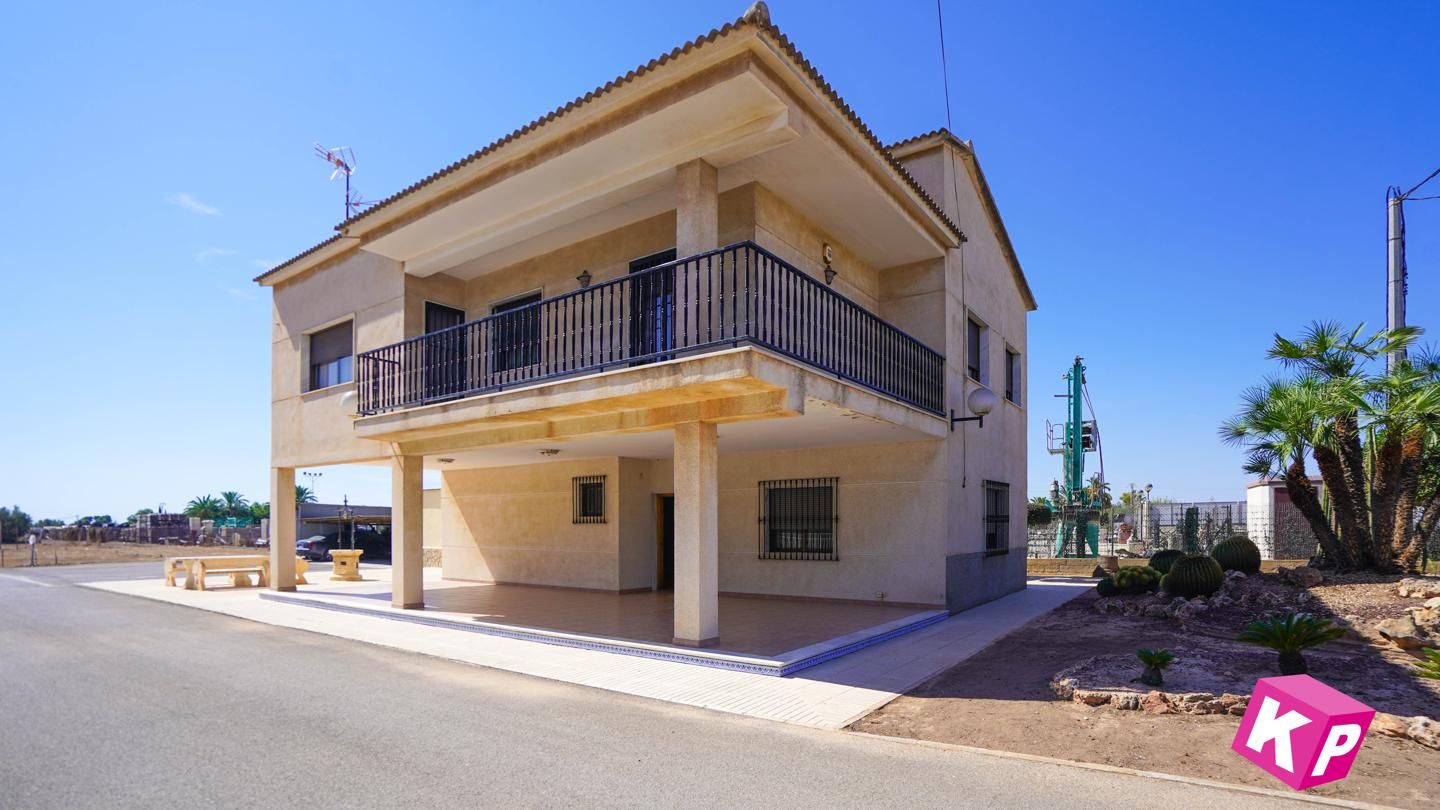 Vista exterior de Casa o xalet en venda en Elche / Elx amb Jardí privat, Terrassa i Piscina