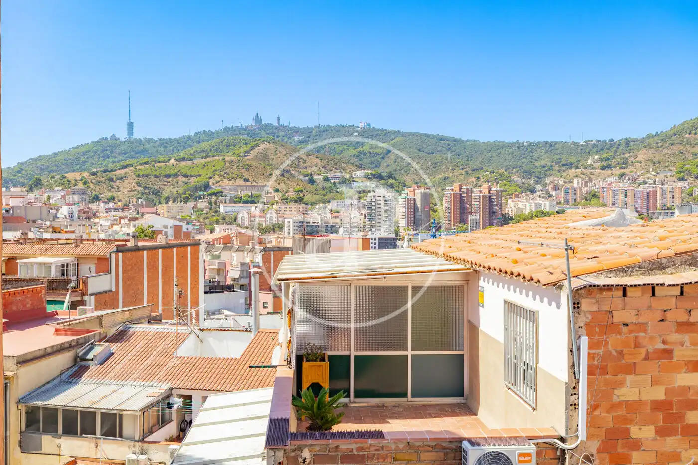 Außenansicht von Wohnung zum Verkauf in Barcelona mit Klimaanlage, Heizung und Terrasse
