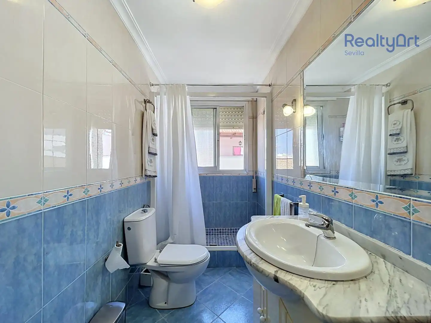 Bany de Casa o xalet en venda en Sevilla amb Aire condicionat, Terrassa i Balcó