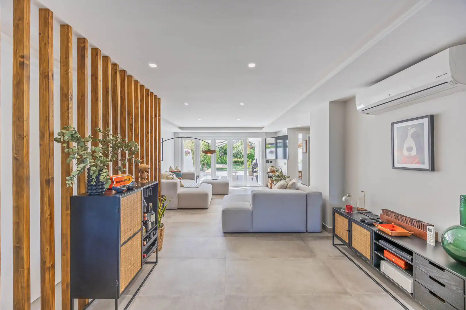 Wohnzimmer von Erdgeschoss zum Verkauf in Sotogrande mit Klimaanlage, Privatgarten und Terrasse