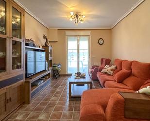 Sala d'estar de Casa adosada en venda en Zarratón
