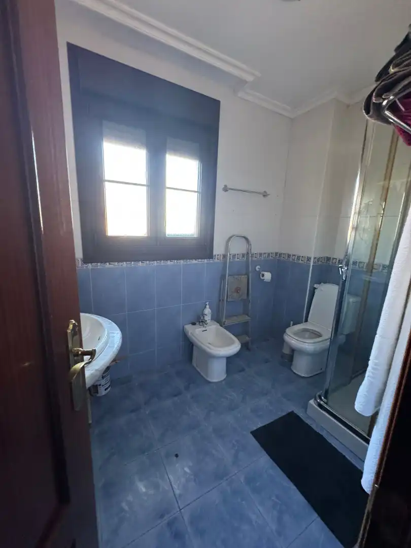 Badezimmer von Einfamilien-Reihenhaus zum Verkauf in Polanco mit Heizung, Privatgarten und Terrasse