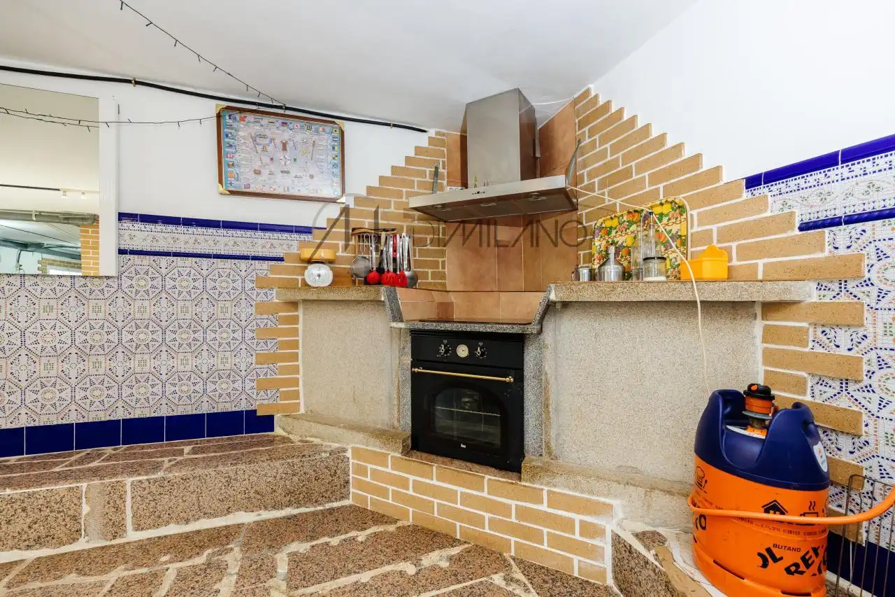 Cuina de Casa o xalet en venda en Nigrán amb Calefacció, Jardí privat i Terrassa
