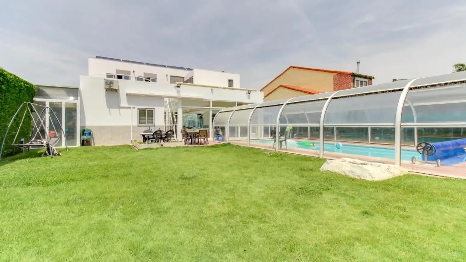 Schwimmbecken von Haus oder Chalet zum Verkauf in Villamayor mit Klimaanlage, Heizung und Privatgarten