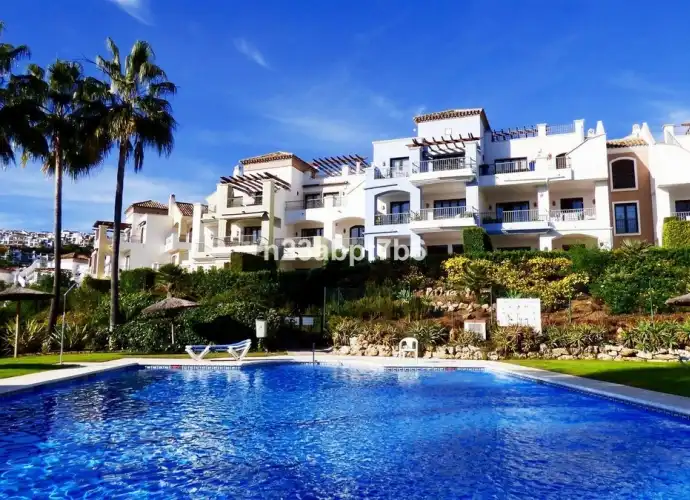 Vista exterior de Apartament en venda en Benahavís amb Terrassa, Moblat i Piscina comunitària