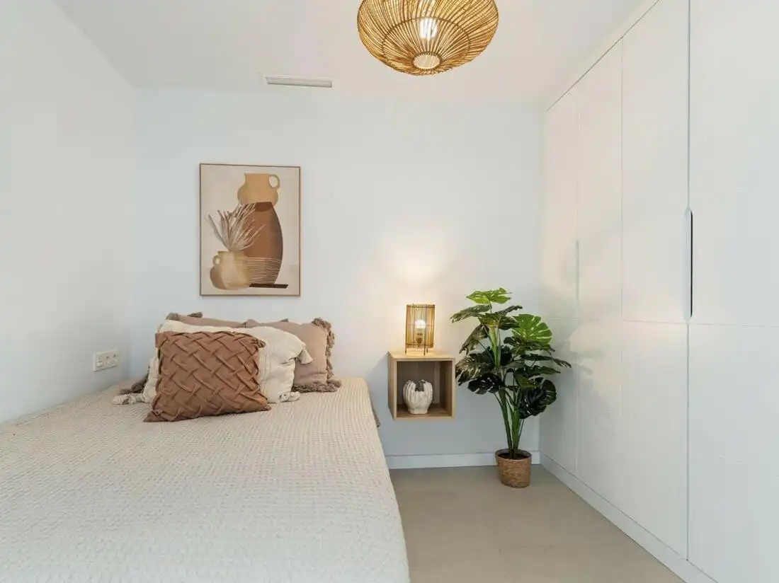 Schlafzimmer von Einfamilien-Reihenhaus zum Verkauf in Marbella mit Klimaanlage, Terrasse und Balkon