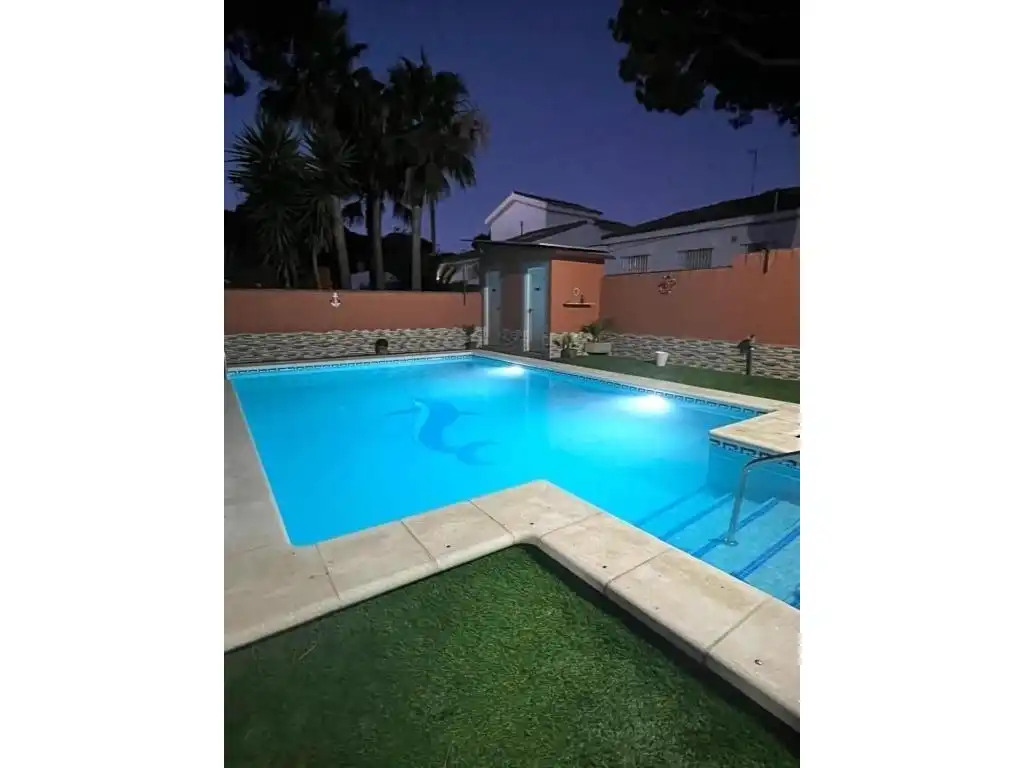 Piscina de Casa o xalet en venda en Chiclana de la Frontera amb Aire condicionat, Calefacció i Jardí privat