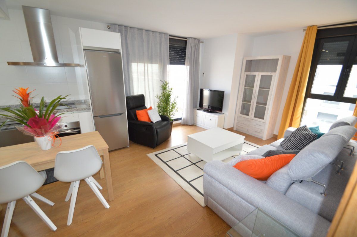 Sala d'estar de Apartament de lloguer en  Almería Capital amb Aire condicionat, Terrassa i Piscina comunitària