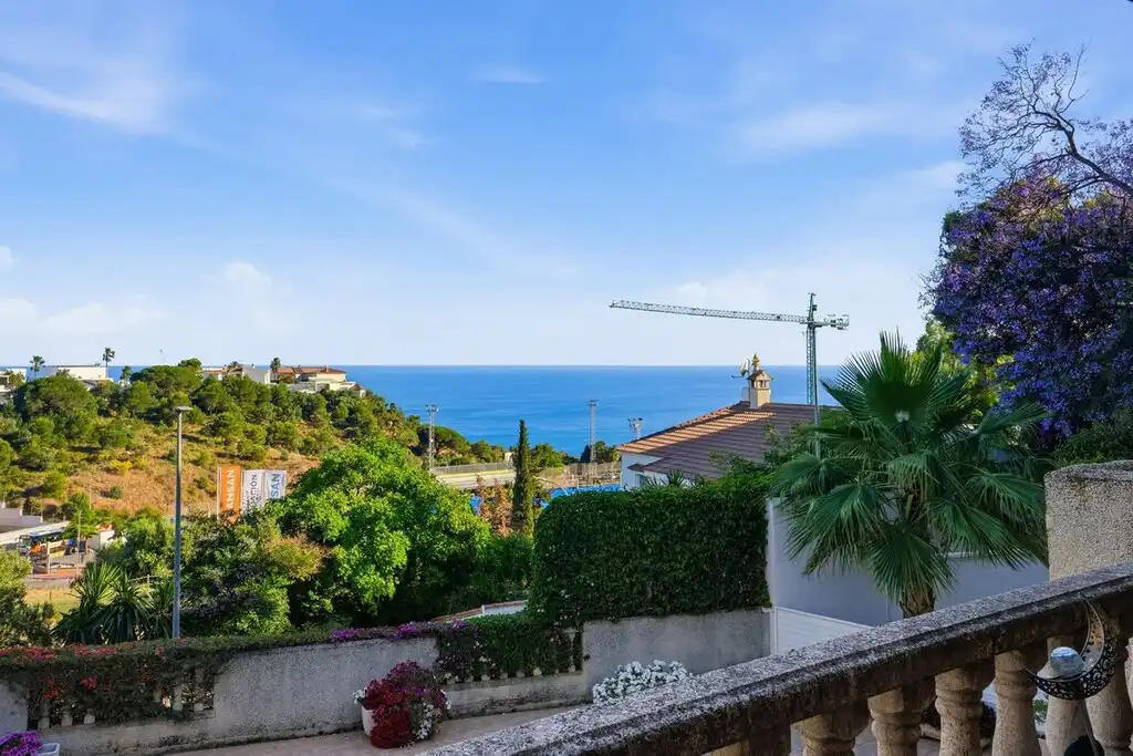 Vista exterior de Casa o xalet en venda en Benalmádena amb Aire condicionat, Calefacció i Jardí privat