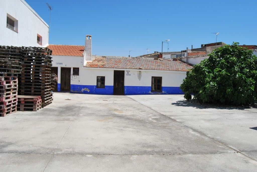 Vista exterior de Nau industrial en venda en La Villa de Don Fadrique