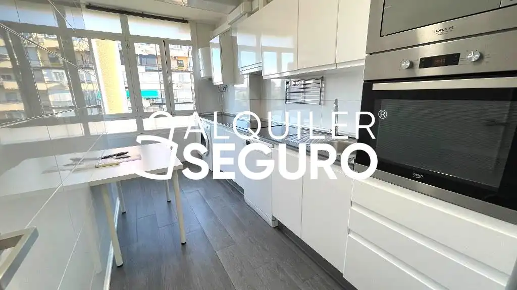 Cuina de Pis de lloguer en Madrid amb Aire condicionat, Calefacció i Terrassa