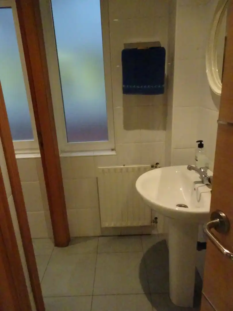 Badezimmer von Büro zur Miete in Torrelavega  mit Klimaanlage, Abstellraum und Möbliert