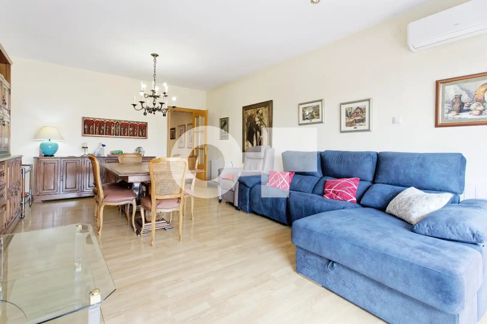 Sala de estar de Piso en venta en Cornellà de Llobregat con Aire acondicionado, Calefacción y Parquet