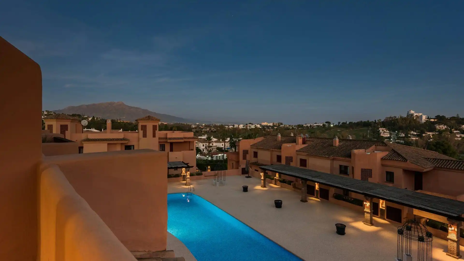 Vista exterior de Apartament en venda en Benahavís amb Piscina comunitària