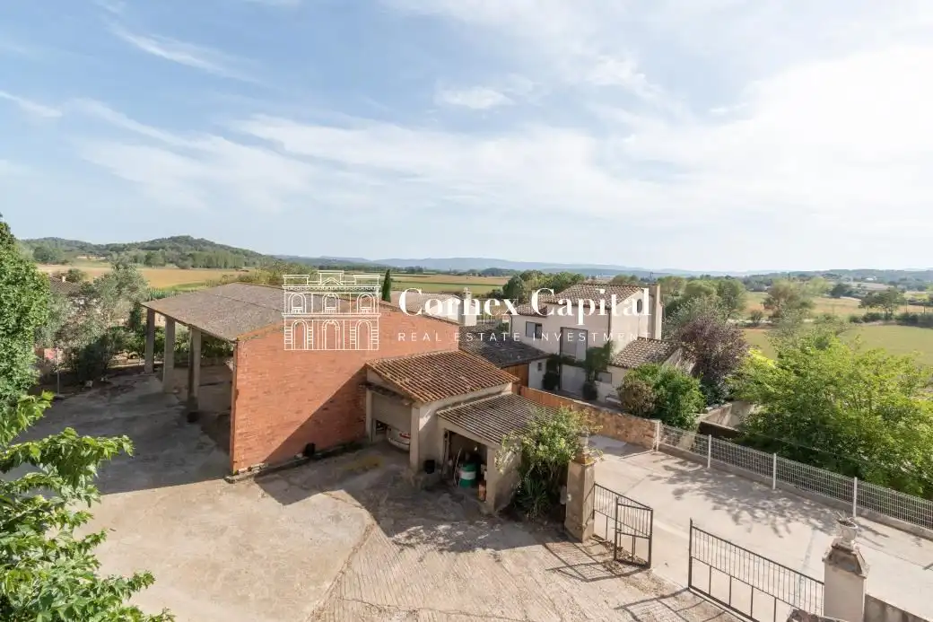 Vista exterior de Finca rústica en venda en Ullastret amb Jardí privat, Terrassa i Traster