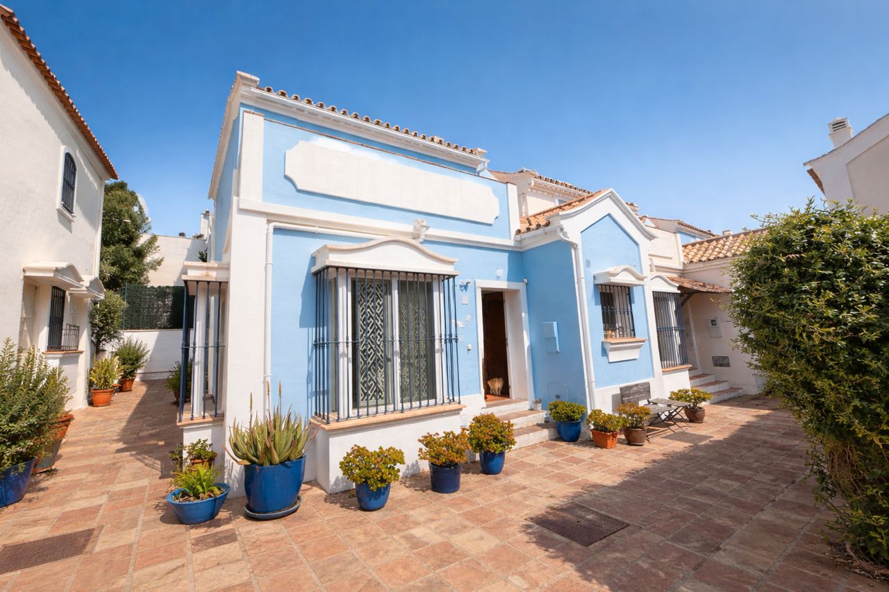 Vista exterior de Casa adosada de lloguer en Marbella amb Jardí privat, Terrassa i Moblat