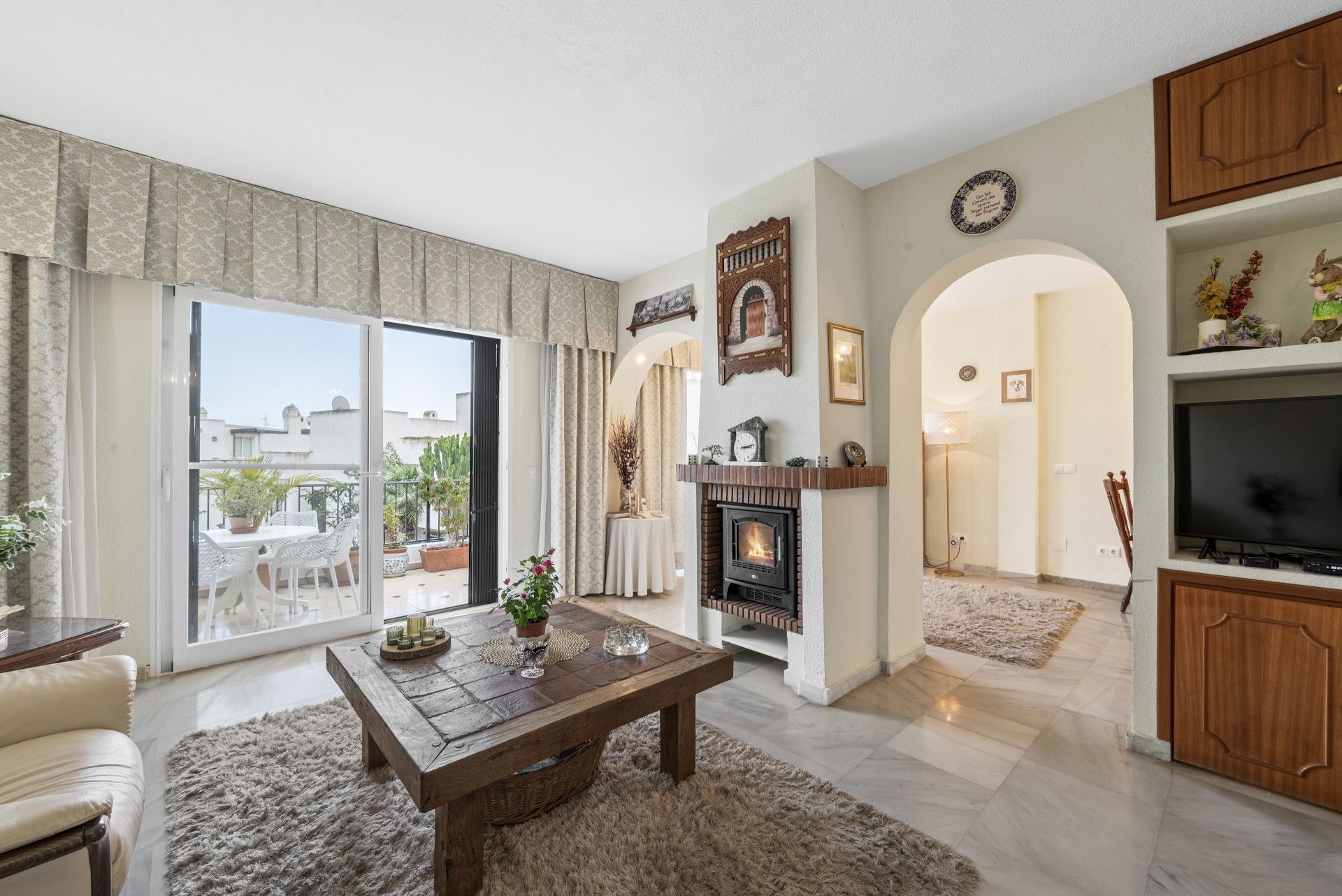 Sala de estar de Casa adosada en venta en Mijas con Aire acondicionado, Terraza y Piscina
