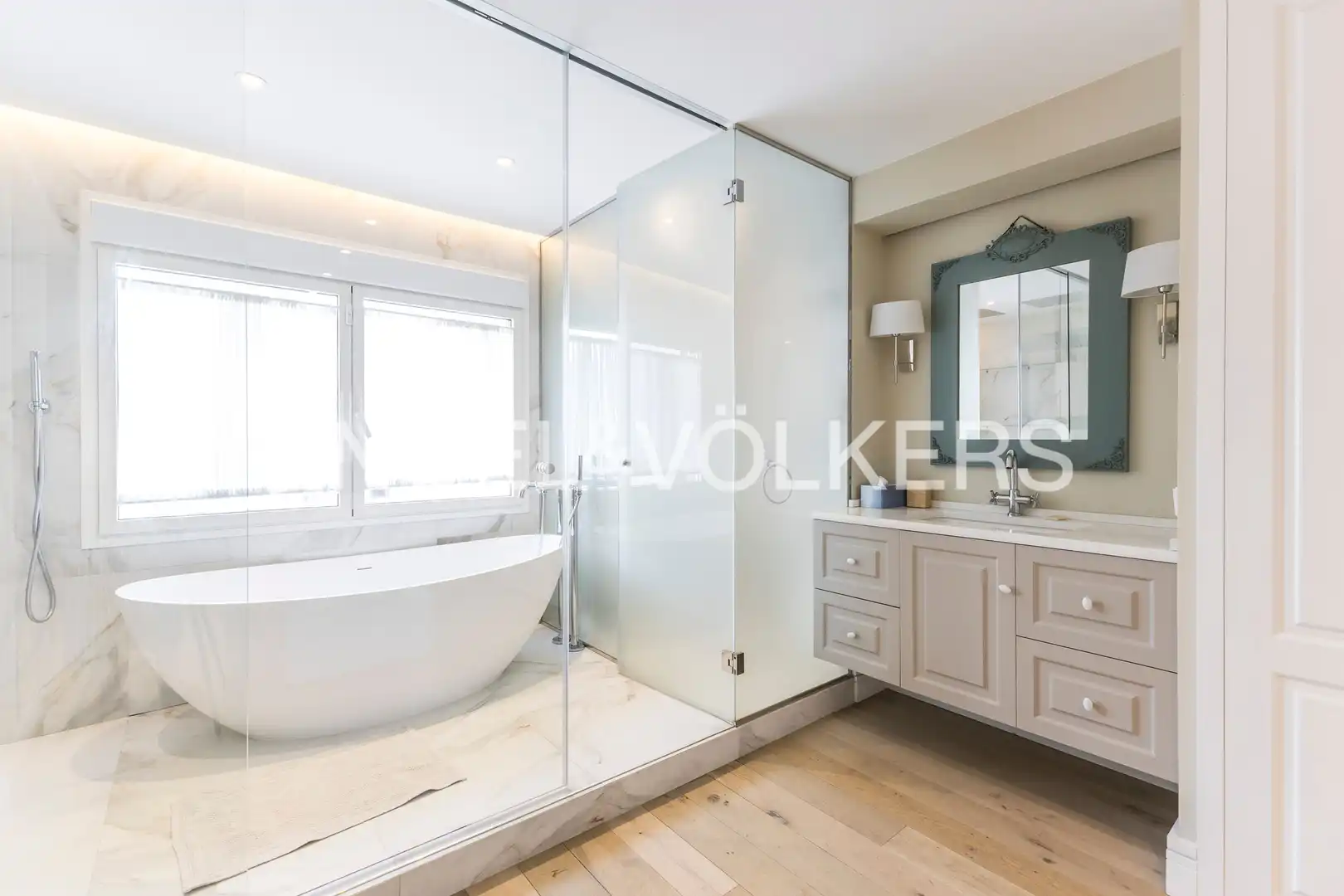 Flat with terrace to rent in Diego de León, imagen 43