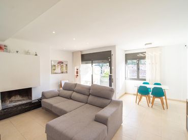 Casa amb balcó en venda a Anglès