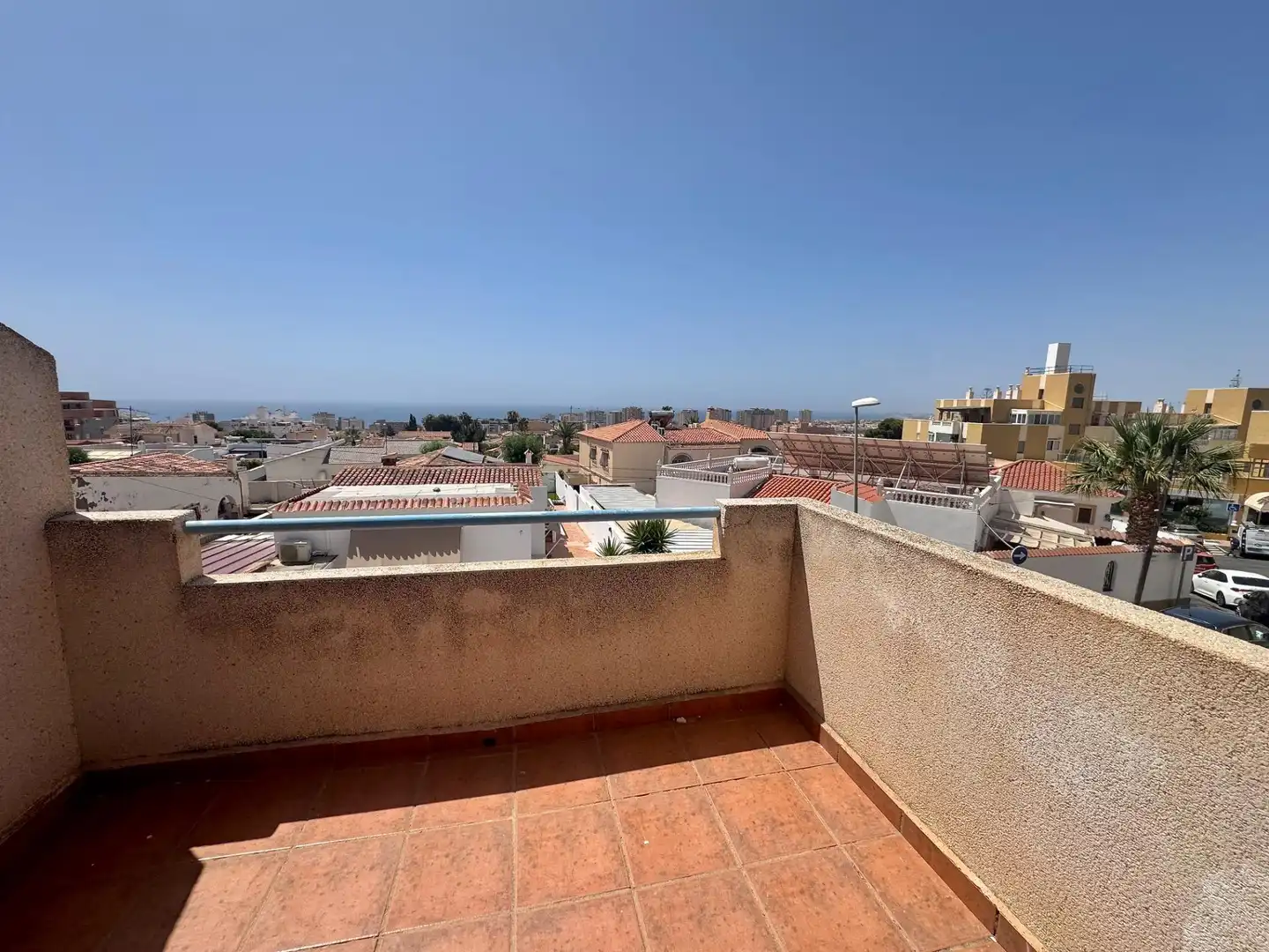 Vista exterior de Casa adosada en venda en Roquetas de Mar amb Terrassa i Piscina comunitària