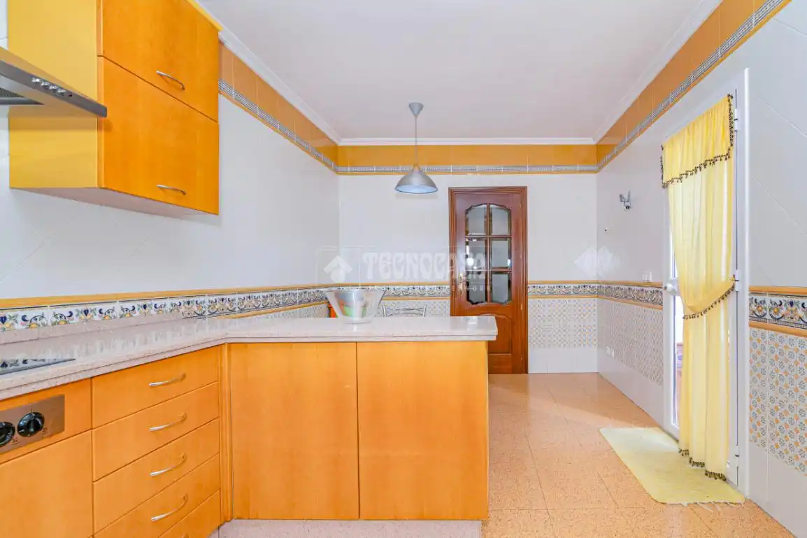 Cuina de Casa o xalet en venda en Lucena amb Aire condicionat, Jardí privat i Moblat