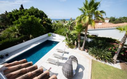 Jardí de Casa o xalet en venda en Marbella amb Aire condicionat i Piscina