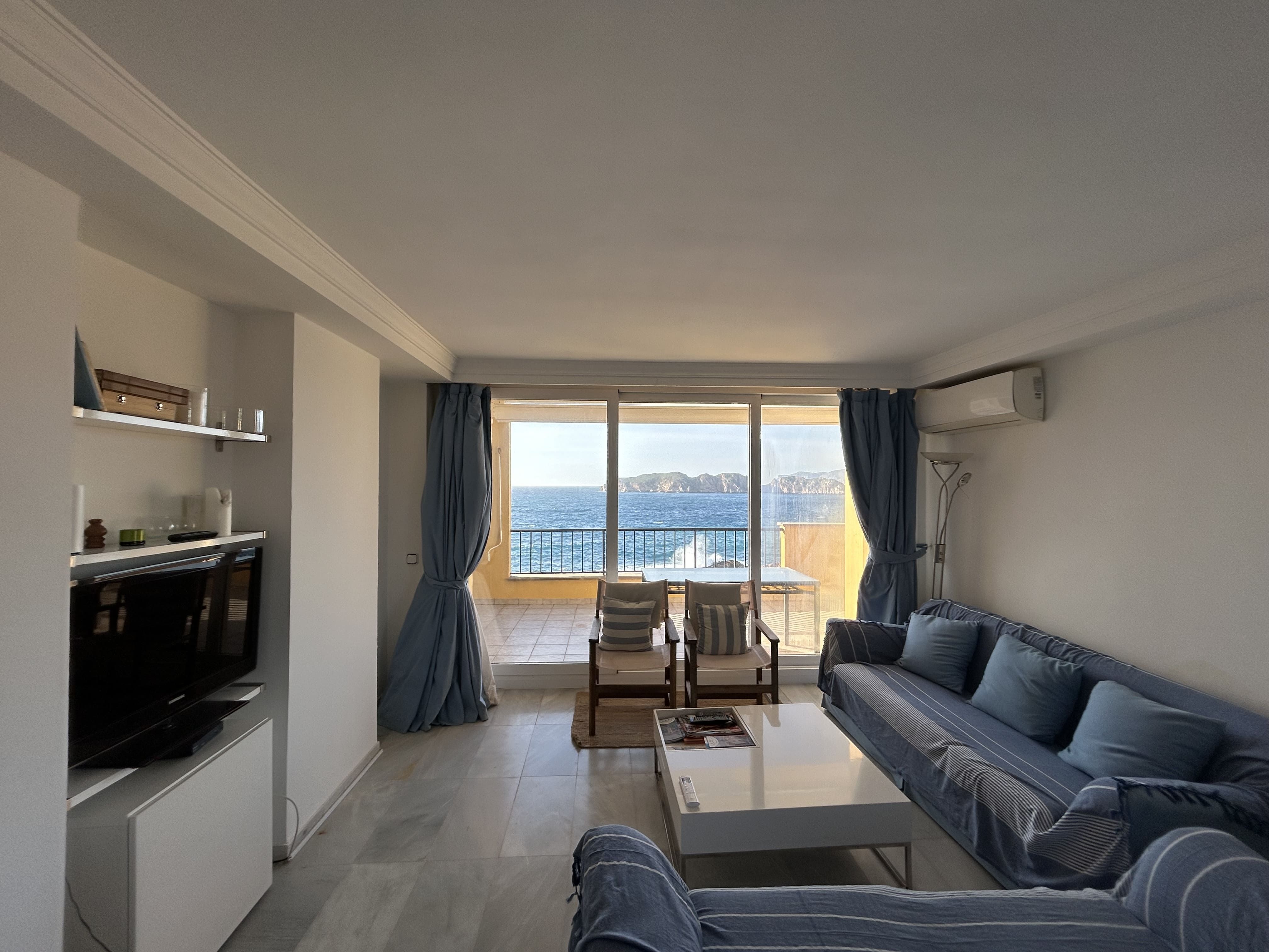 Sala d'estar de Apartament de lloguer en Calvià amb Aire condicionat, Piscina i Moblat