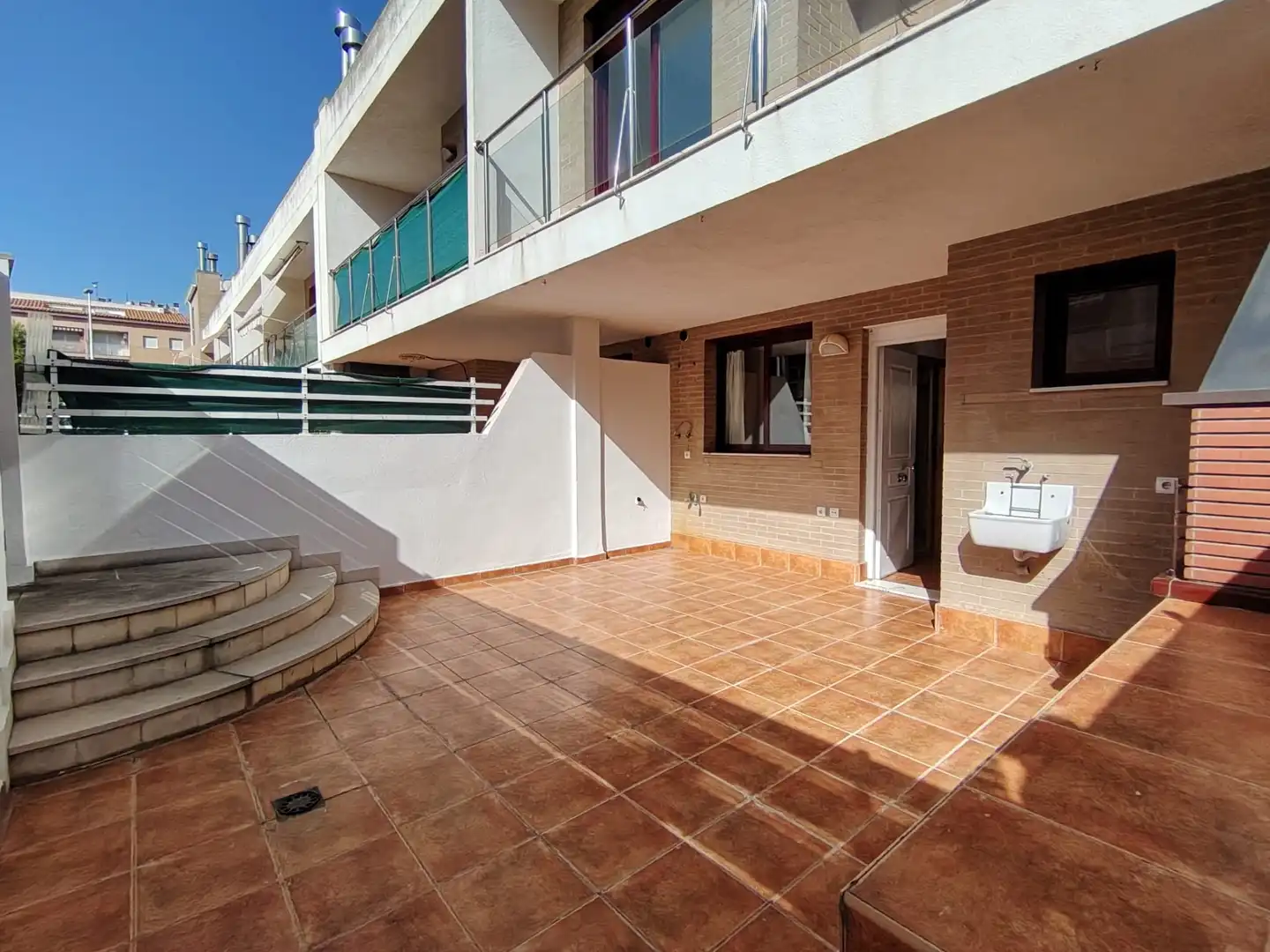 Terrasse von Einfamilien-Reihenhaus zum Verkauf in Oropesa del Mar / Orpesa mit Terrasse, Abstellraum und Ofen