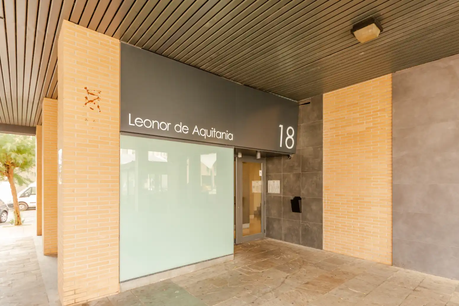 Pis amb terrassa en venda a Artica - LEONOR DE AQUITANIA 18, imagen 3