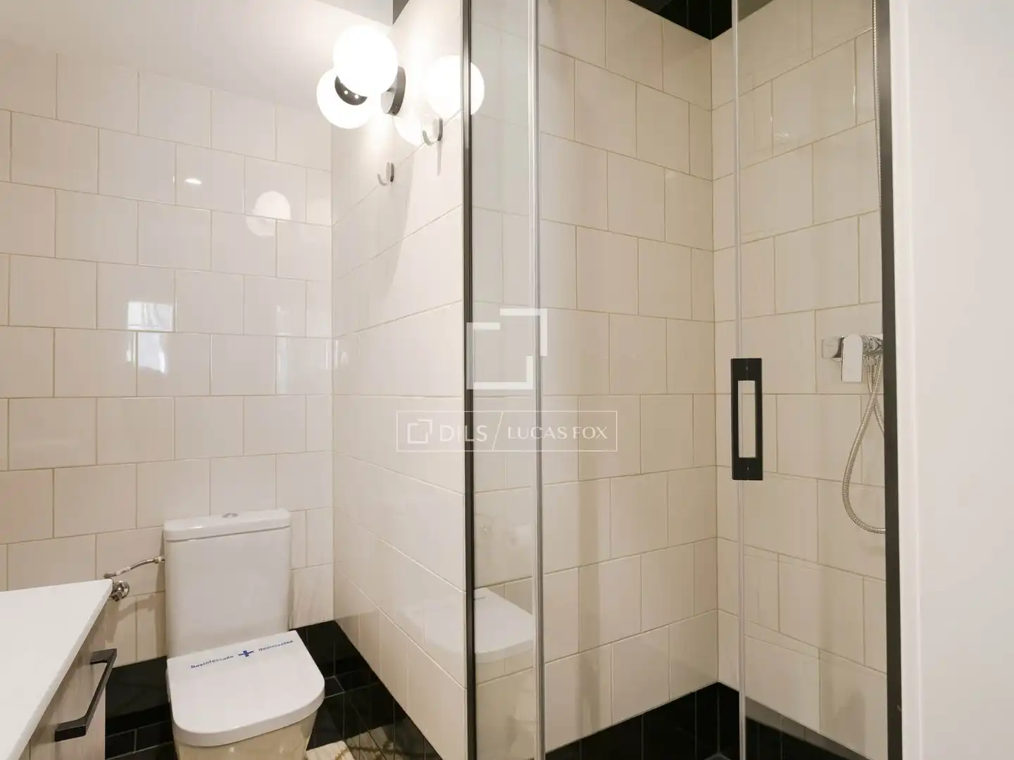 Baño de Piso en venta en Barcelona con Aire acondicionado, Terraza y Amueblado