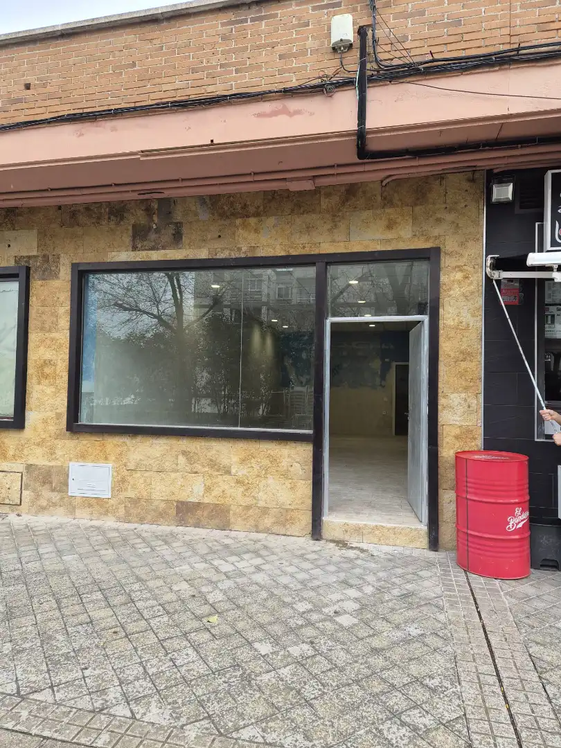 Local comercial de lloguer a Calle Cartaya 6, imagen 2