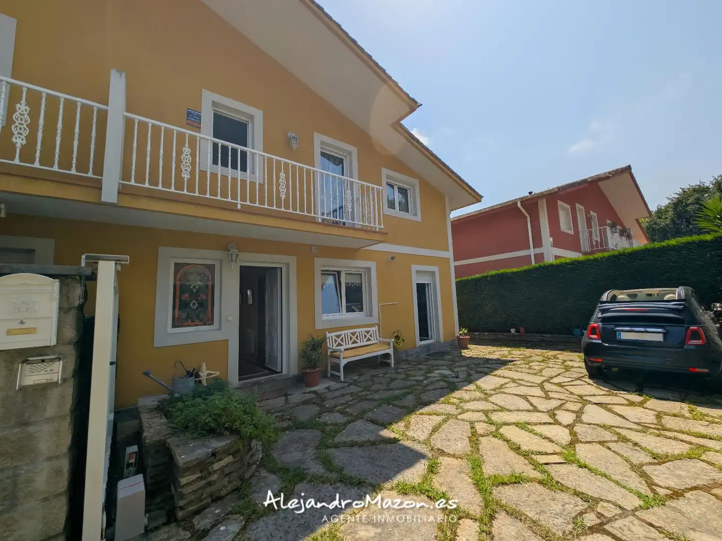 Außenansicht von Einfamilien-Reihenhaus zum Verkauf in Castro-Urdiales mit Heizung, Privatgarten und Terrasse