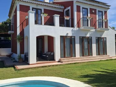 Villa avec piscine à vendre à Golf Bahía