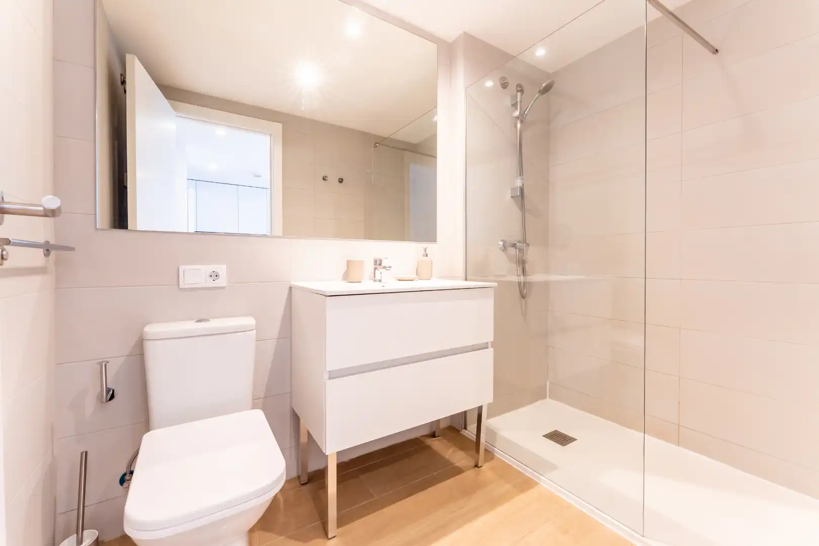 Bathroom of Apartments for rent in Madrid  with Air Conditioner, Heating and Storage room