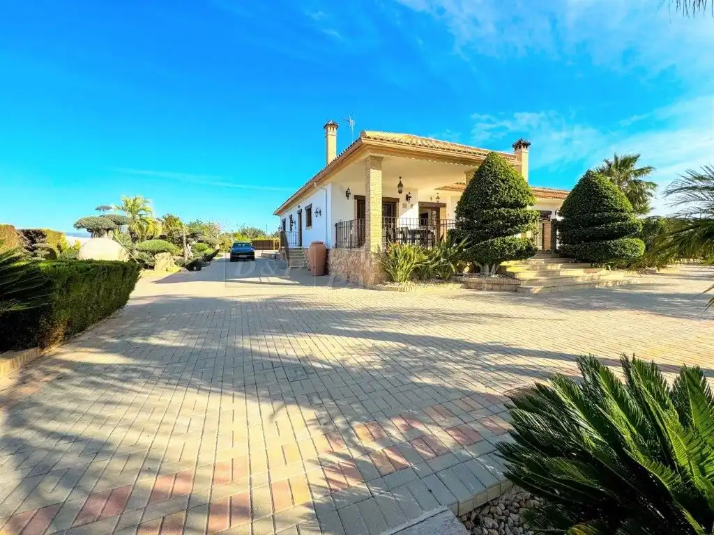Vista exterior de Casa o xalet en venda en Orihuela amb Aire condicionat, Jardí privat i Traster