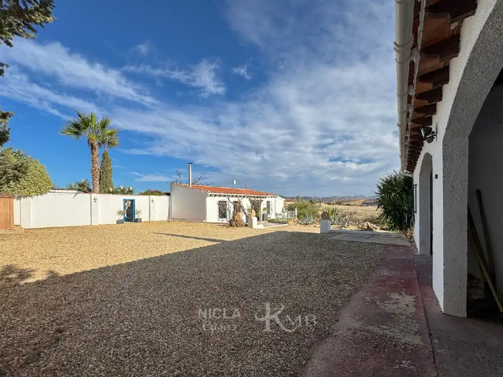 Vista exterior de Casa o xalet en venda en Antas amb Aire condicionat, Jardí privat i Terrassa