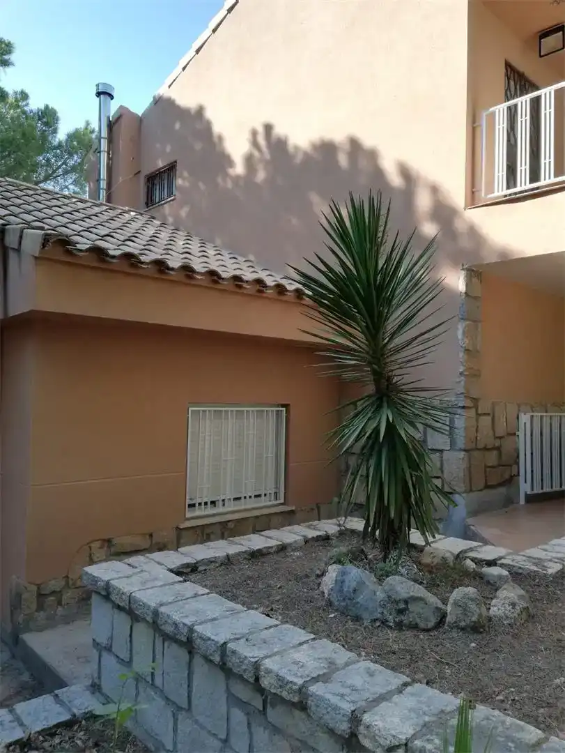 Vista exterior de Pis en venda en Villa del Prado amb Aire condicionat, Jardí privat i Traster