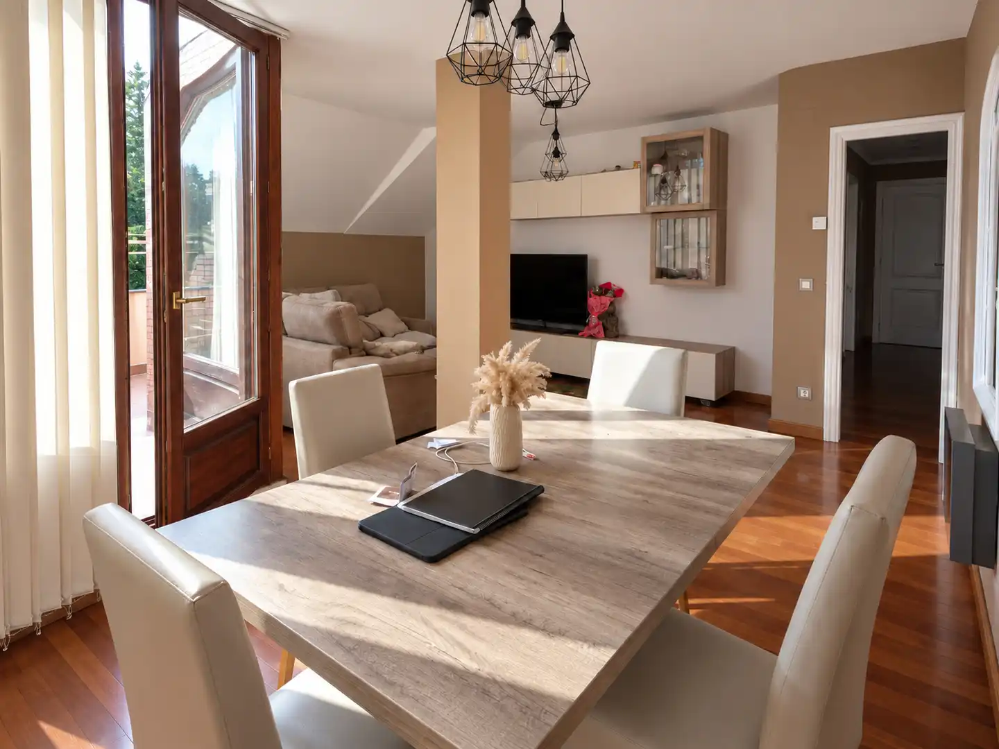 Esszimmer von Dachboden zur Miete in Santa María de Cayón mit Heizung, Terrasse und Abstellraum