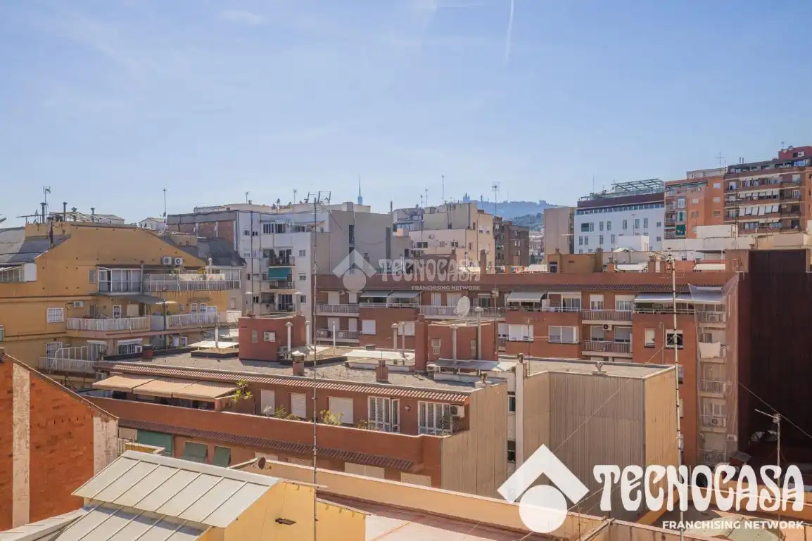 Vista exterior de Àtic en venda en Barcelona amb Aire condicionat i Balcó