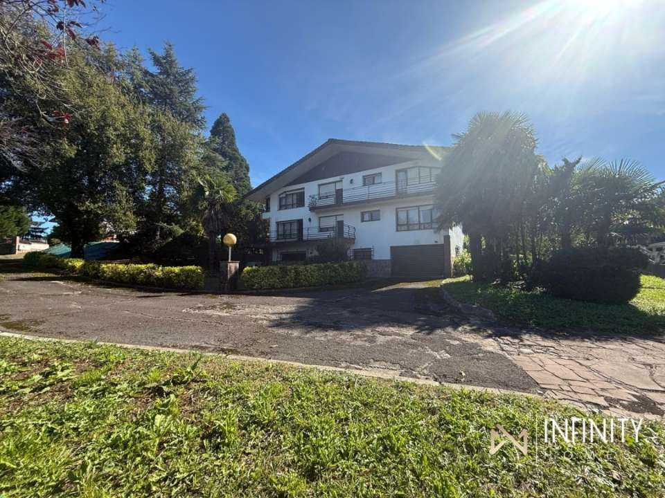 Vista exterior de Casa o xalet en venda en Lezama amb Calefacció, Jardí privat i Terrassa