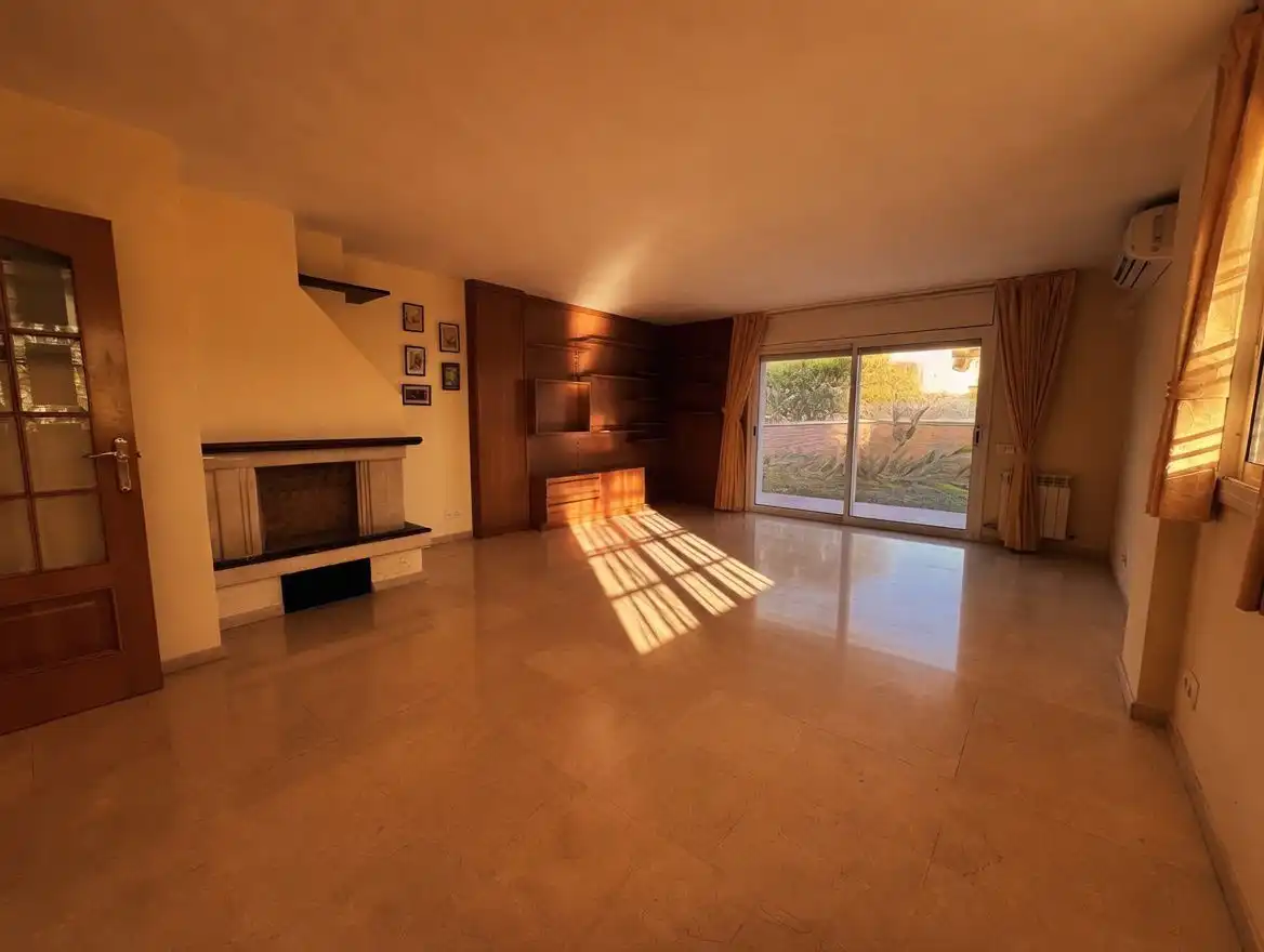 Sala de estar de Casa adosada en venta en Sant Joan Despí con Aire acondicionado, Calefacción y Jardín privado