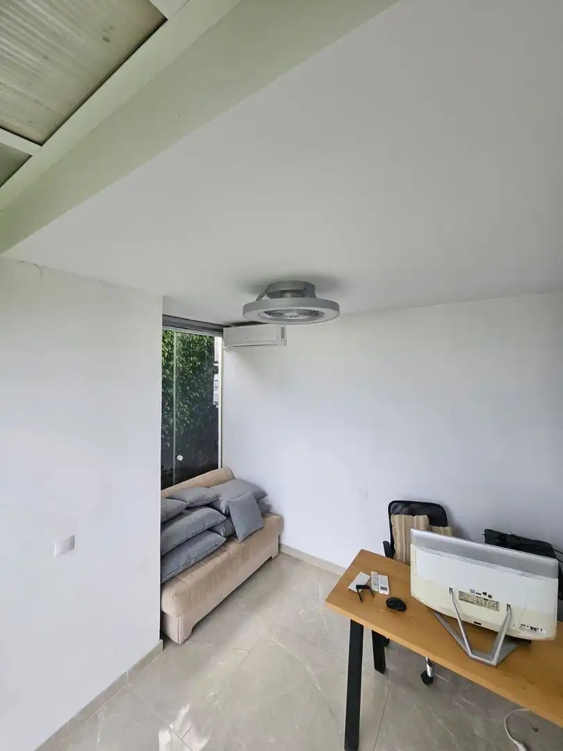 Sala d'estar de Casa adosada en venda en Marbella amb Aire condicionat, Calefacció i Jardí privat